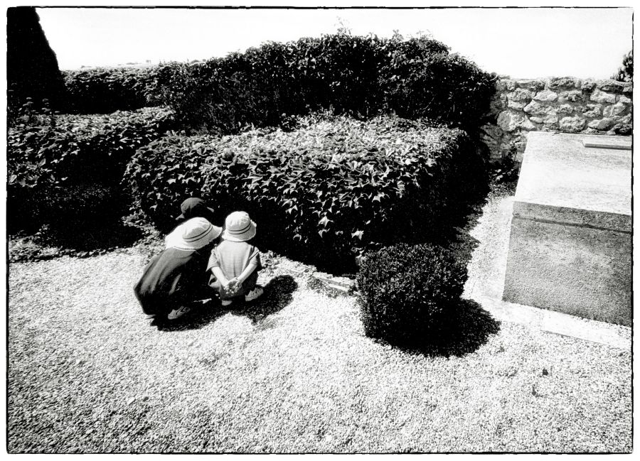 children and graves Beaux